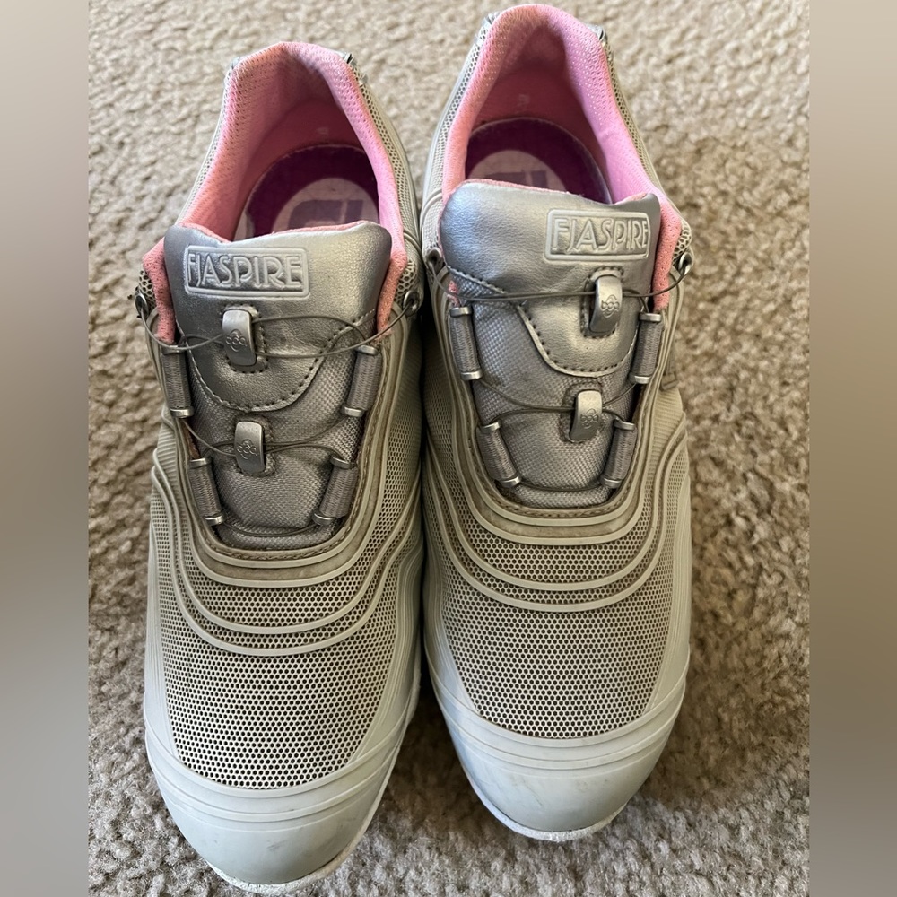 Golf shoes